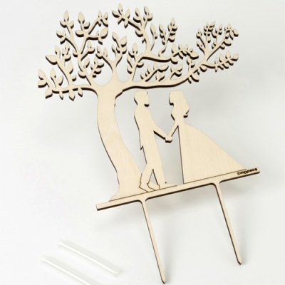 Decoração para bolo casal de noivos em madeira sob árvore estilizada