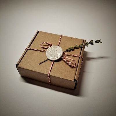 Caixa de cartão com decoração de fio, selo de cera e ramo de lavanda