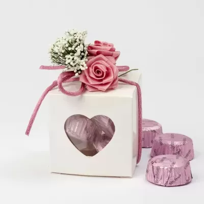 Caixa branca com janela coração e bombons rosa com decoração floral
