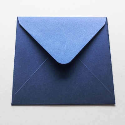 Envelope quadrado azul escuro de papel com aba triangular