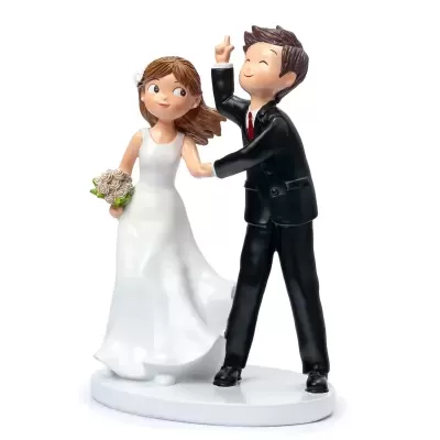 Figuras de bolo de casamento com noiva em vestido branco e noivo em fato preto
