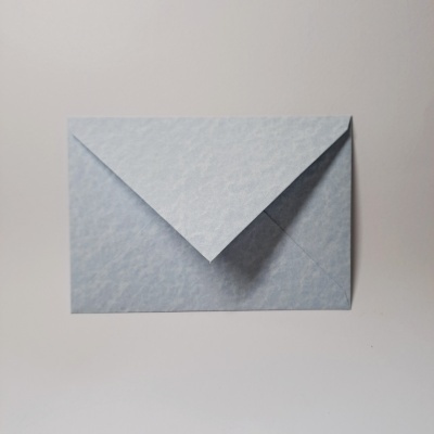 Envelope azul claro fechado com textura