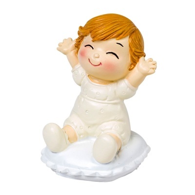 Figura decorativa de bebé sorridente com fato branco sentado num almofadão