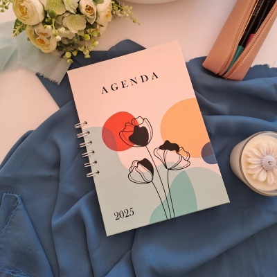 Agenda 2025 com ilustração de flores em capa rosa