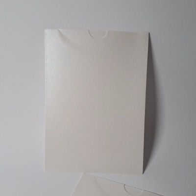 Envelope branco simples de papel com aba semicircular