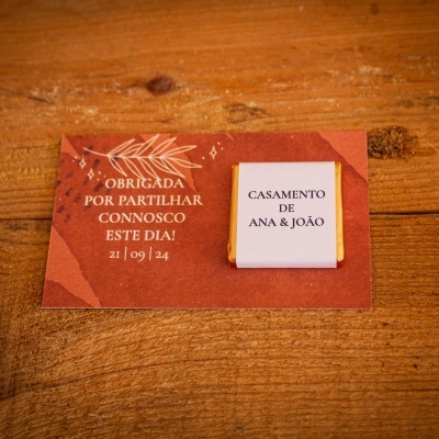 Cartão castanho avermelhado com texto e chocolate embrulhado branco