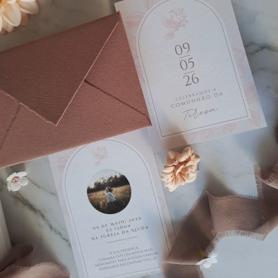 Convite de comunhão em papel branco texturizado com envelope rosa castanho e decoração de flores e tecido cor de rosa
