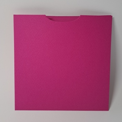 Envelope rosa com recorte semicircular no topo