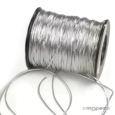 Carrete de fio prateado enrolado num suporte preto com fundo branco