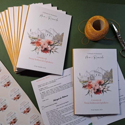 Convites de casamento com ilustração floral e catedral em fundo branco