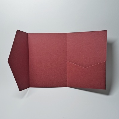 Envelope cartão vermelho aberto com bolso interno