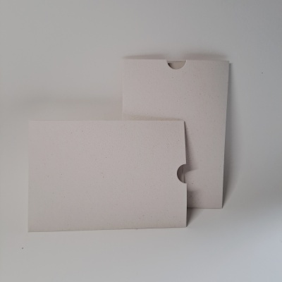 Capas de cartão branco texturado com recortes semicirculares