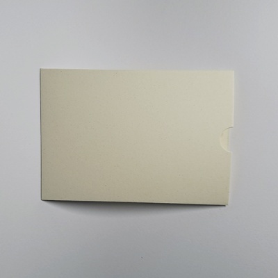 caixa de cartão creme com recorte semicircular