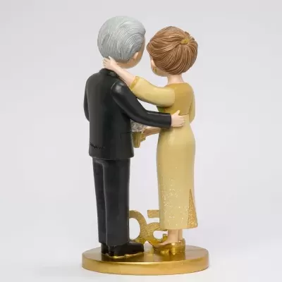 Estatueta de casal abraçado com número 50 dourado na base