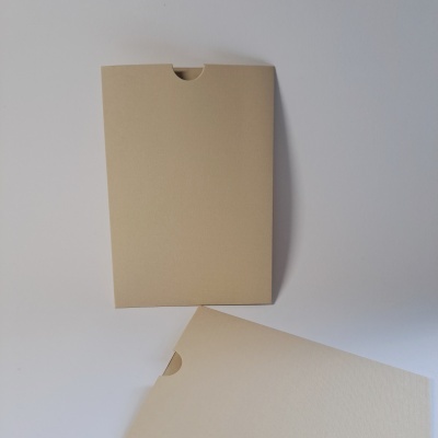 Dois envelopes de papel beige sobre fundo branco
