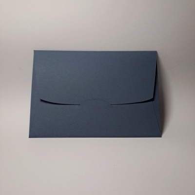 Envelope azul escuro em papel com aba fechada