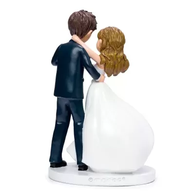 Figurina de casal de noivos em resina de costas com base branca.