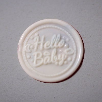 Botão branco redondo com texto em relevo Hello Baby
