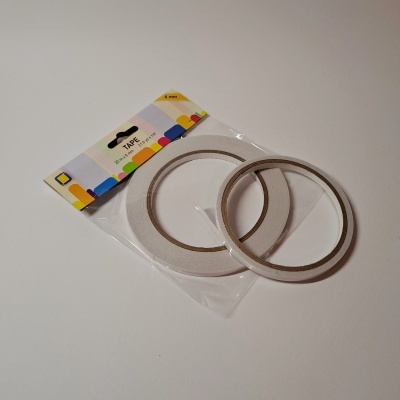 dois rolos de fita adesiva dupla-face branca em embalagem plástica com etiqueta colorida