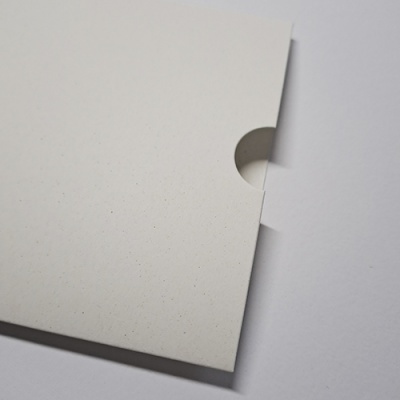 Envelope branco de papel com abertura semicircular para extrair o conteúdo