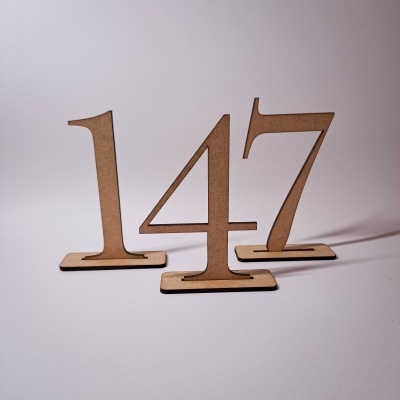 Números 1, 4, e 7 em madeira clara com base