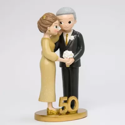 Figuras decorativas de casal envelhecido com base dourada e número 50