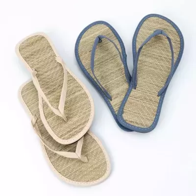 Dois pares de chinelos tipo flip-flop com sola de palha, um bege e outro azul.