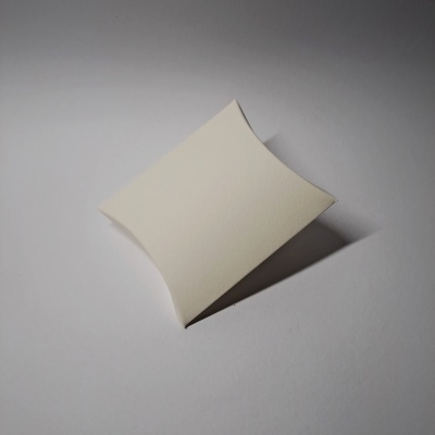 Caixa pequena de cartão branco sobre fundo branco