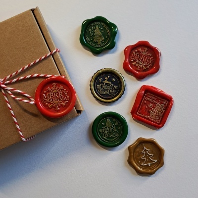 Selos de cera natalícios coloridos e caixa de cartão com cordão