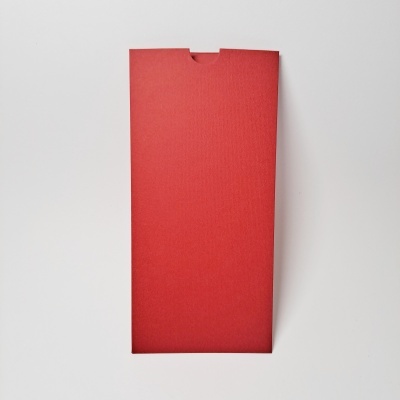 Envelope vermelho de papel em fundo branco