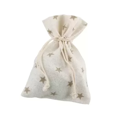 Saco de tecido branco com padrão de estrelas castanhas e cordão para fechar