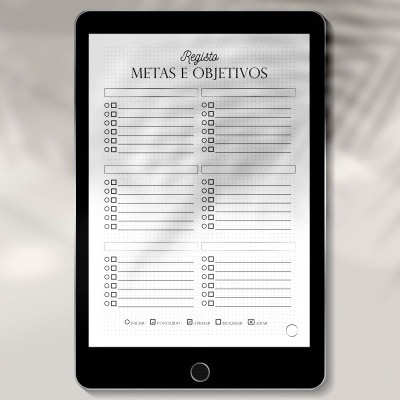 Tablet preto mostrando página de metas e objetivos com caixas de seleção e linhas para preencher