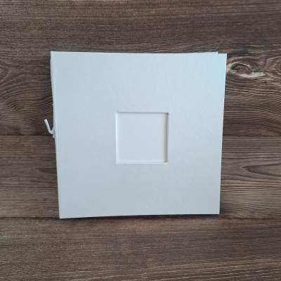 Álbum de fotografias branco com quadrado vazado na capa