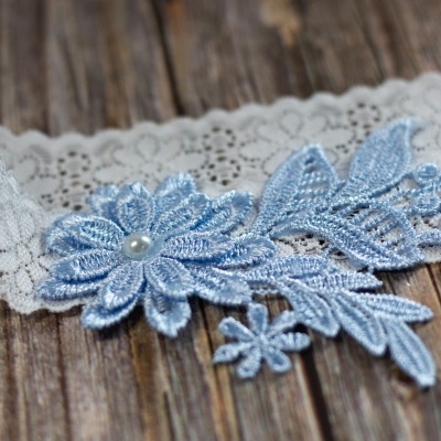 Faixa de renda branca com bordado floral azul claro e pérola
