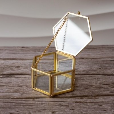 Caixa decorativa hexagonal dourada em vidro e metal com tampa espelhada aberta