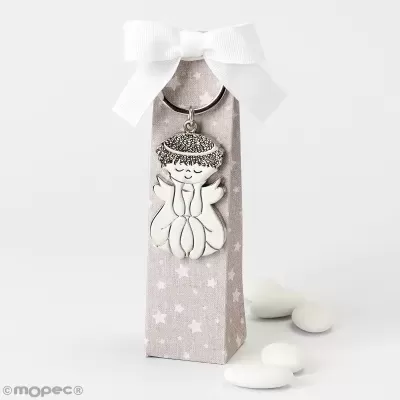 Chaveiro de anjo prateado em embalagem cinza com estrelas e laço branco