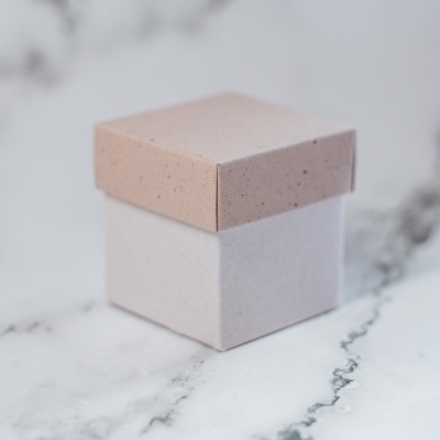 Caixa pequena de cartão com tampa rosa e corpo branco
