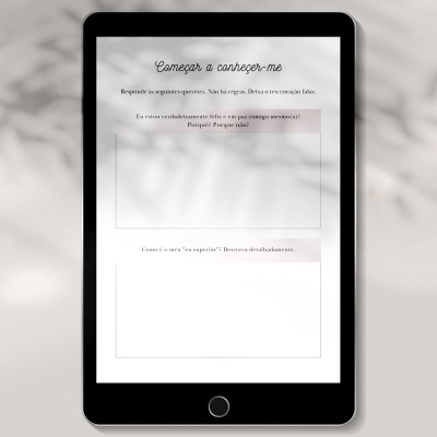 Tablet preto com formulário em português no ecrã, sobre superfície clara com sombras suaves.