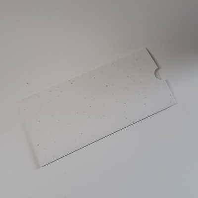 Envelope de papel branco com fibras naturais e corte semi-circular