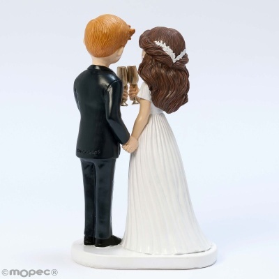 Figuras de bolo de casamento de noivo e noiva segurando taças