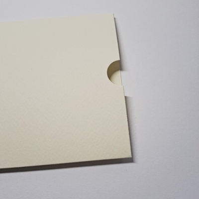 Envelope de papel cartão branco com abertura semicircular em fundo branco