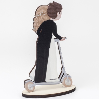 Figuras decorativas de noivos em trotinete