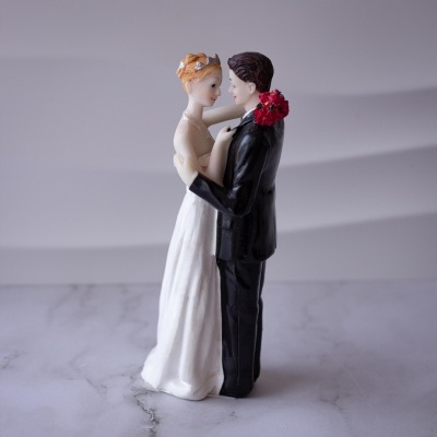 Figura decorativa de noivos em resina com vestido branco e fato preto