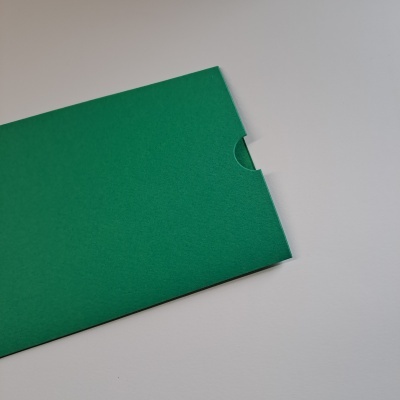 Envelope verde de papel sobre superfície branca