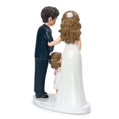 Figurinha de família com noivo, noiva e criança vista de costas