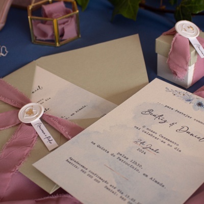 Convite de casamento com envelope e fita rosa, caixa de presente e detalhes azuis