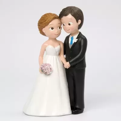 Figuras de noiva e noivo em roupa de casamento