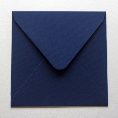 Envelope quadrado azul escuro em superfície branca