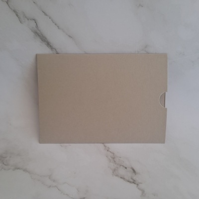 Envelope de papelão castanho claro com recorte semicircular