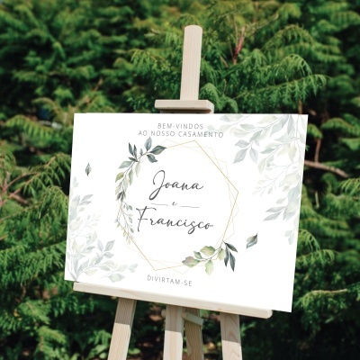 Placa de boas-vindas para casamento com design de folhas verdes num cavalete